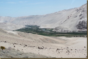 En grønn dal som leder ned til Arica, Chile